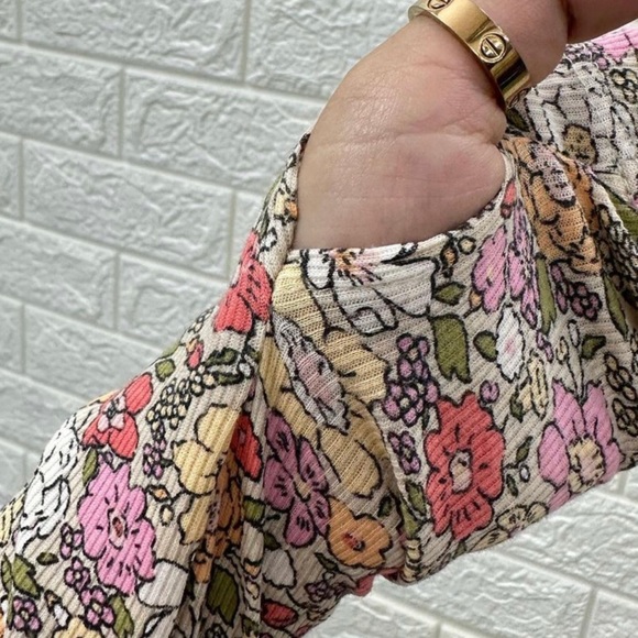 H&M Turtle Neck Bodysuit w/ thumb hole | Floral - Picture 3 of 9